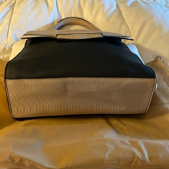 Jones New York Signature Carrie Satchel Bag Black, White and Beige. - Picture 5 of 12